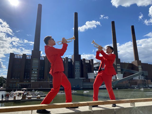 Walking Act Brass2Go die mit den roten Anzügen VW Brassband Trompete Valentin Binz Luitpold Poldi Hingerl Wolfsburg Autostadt