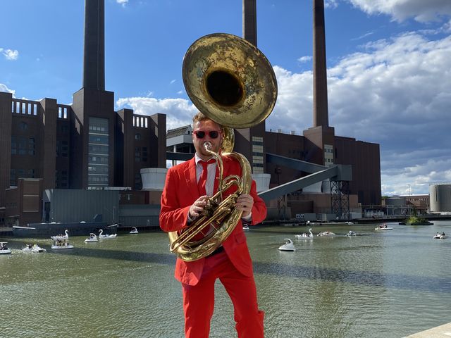 Walking Act Brass2Go die mit den roten Anzügen VW Brassband Tuba Jonas Jung Wolfsburg