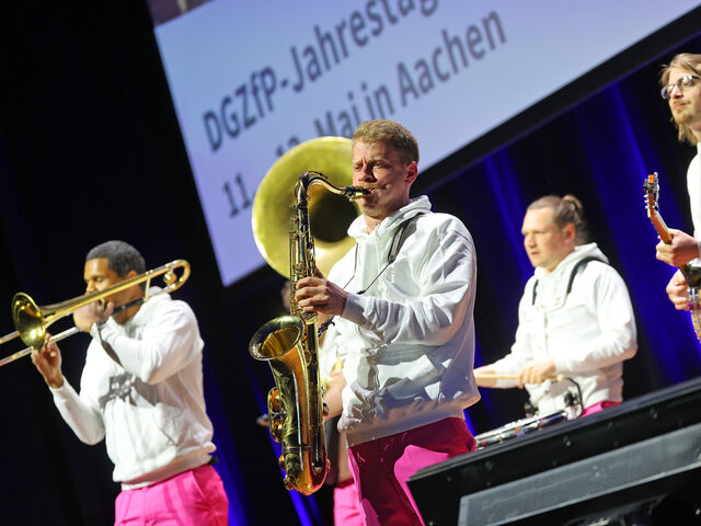© DGZfP – A. Steindl. Pink Banda Walking Act Marchingband