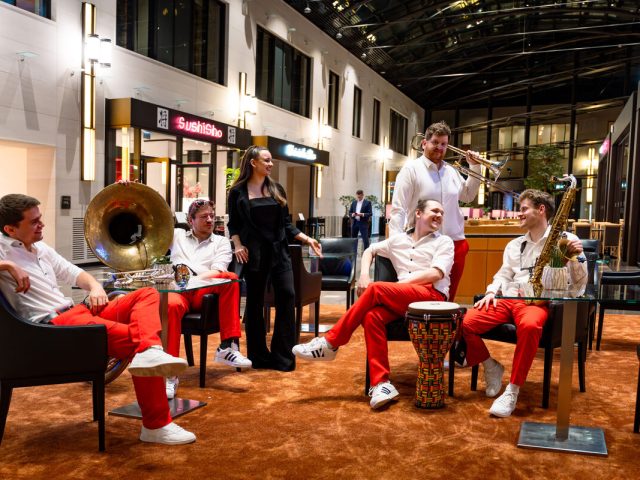 Brassband mit Sängerin