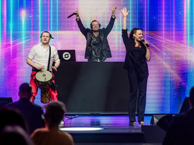 DJ mit Sängerin, DJ Olde, Partyband