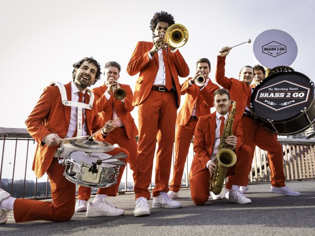 Brassband mit roten Anzügen